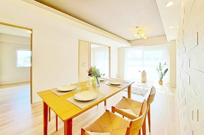 【居間・リビング】 | サンシティJ棟 | 光と風があふれる開放的なリビングダイニングには自然と家族みんなが集まってきます。