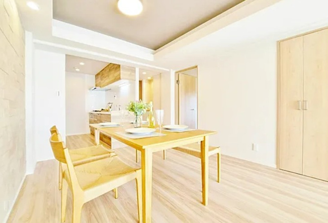 【居間・リビング】 | サンシティJ棟 | 太陽の光をスマートにリビングへ。時によって変化をもたらす採光。