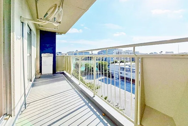 【バルコニー】 | サンシティJ棟 | バルコニー面壁一面の掃き出し窓からたくさんの陽の光が入ってまいります！