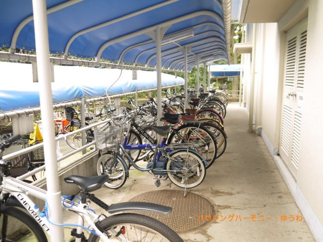 【駐輪場】 | サンシティJ棟 | 屋根付きの駐輪場となっていますので、雨の日でも大切な自転車が濡れずに済みます。
