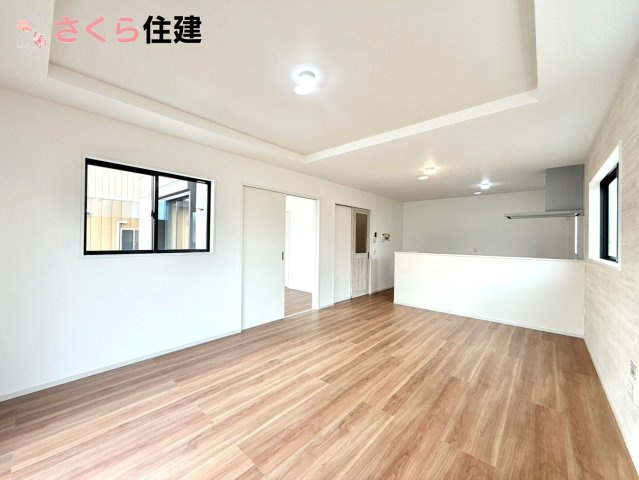 ーLIGARE－小山市雨ヶ谷2期　１号棟の居間・リビング|17帖LDKはキッチンで家事をしながらでもお子様に一対一で向き合える時間が作れます！！
