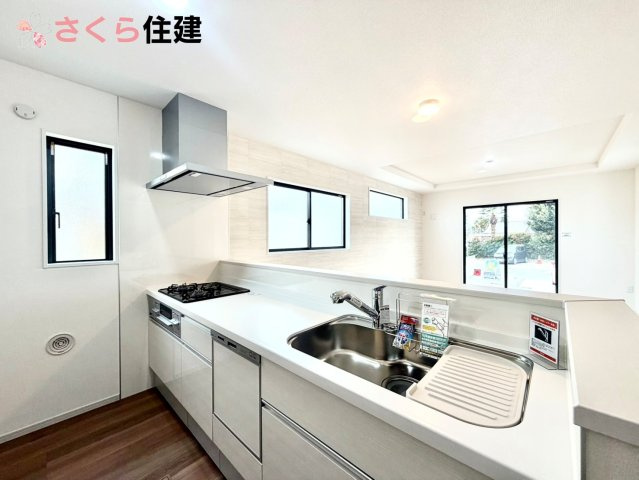 ーLIGARE－小山市雨ヶ谷2期　１号棟のキッチン|お子様と並んで料理をしても余裕のゆとりのキッチン。お子様と一緒に料理も叶いますよ♪