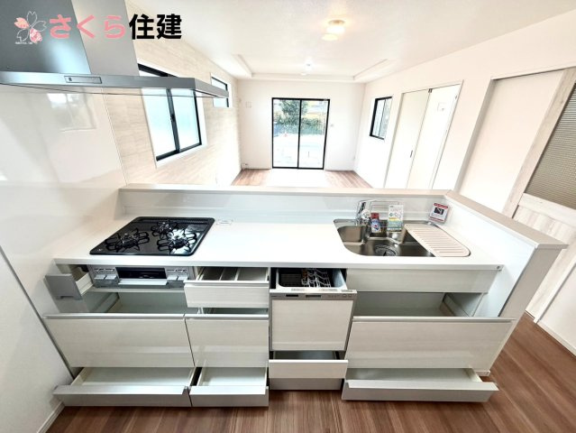 ーLIGARE－小山市雨ヶ谷2期　１号棟のキッチン|キッチン下収納は奥まで引き出せるので、大きく屈まなくても楽に必要なものがパッと取り出せます！