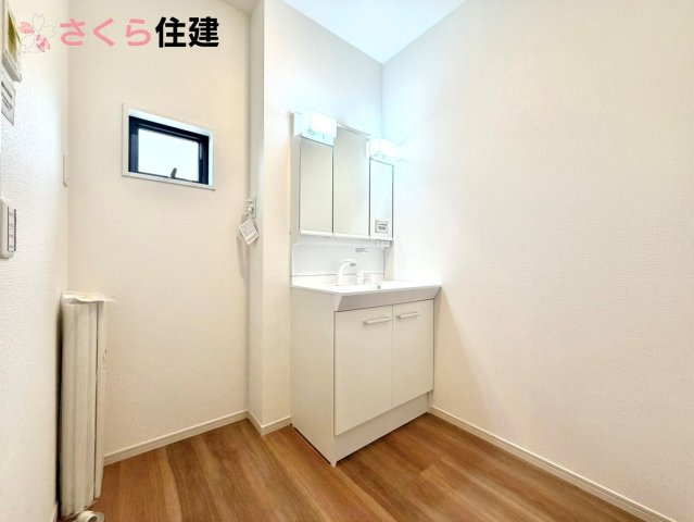 ーLIGARE－小山市雨ヶ谷2期　１号棟の洗面所|ゆとりある広さの洗面所。両サイド収納の洗面台で、二人ならんで同時の身支度もスムーズです。