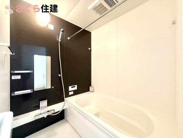 ーLIGARE－小山市雨ヶ谷2期　１号棟の浴室|梅雨の時期は大活躍の浴室乾燥機！家族の数だけ増える洗濯物もしっかり乾かせます。
