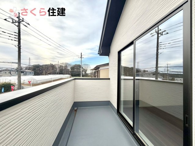 ーLIGARE－小山市雨ヶ谷2期　１号棟のバルコニー|急な雨でも安心なインナーバルコニー♪家族全員分の布団もゆったり並べられるます♪
