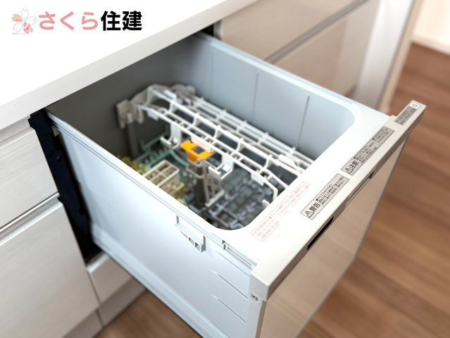 ーLIGARE－小山市雨ヶ谷2期　１号棟のキッチン|食器洗浄機が後片付けをサポート！食事後の家族のくつろぎタイムをゆっくりもてます。
