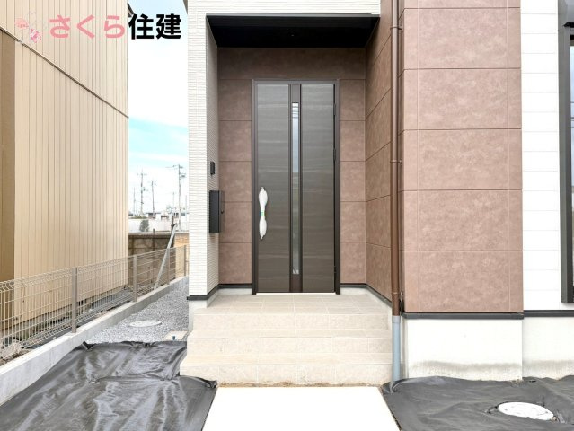 ーLIGARE－小山市雨ヶ谷2期　１号棟の玄関|玄関扉はスマートキー対応で、両手に荷物があっても楽に簡単開け閉め！もちろんモニター付きインターホン！