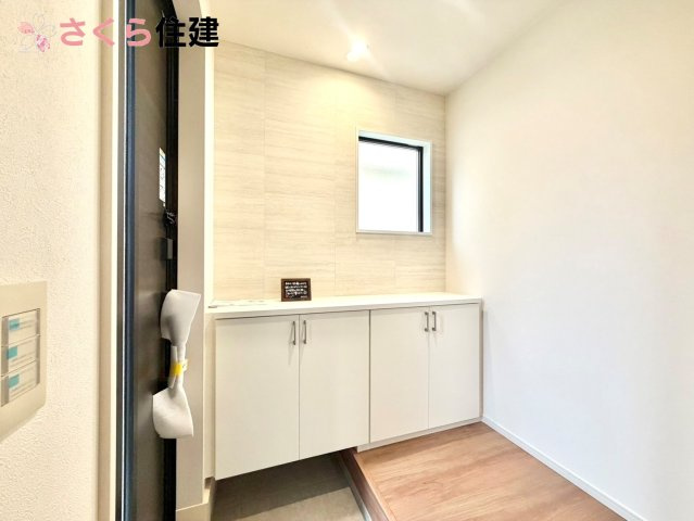 ーLIGARE－小山市雨ヶ谷2期　１号棟の玄関|人を迎え入れる最初の場所は清潔感がある空間にして、帰った時も『我が家』を最初に感じて貰える素敵な空間