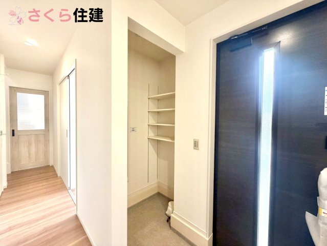ーLIGARE－小山市雨ヶ谷2期　１号棟の玄関|玄関がいつも片づく大型シューズボックス。お子様の靴のサイズが大きくなっていっても安心の広々スペース！