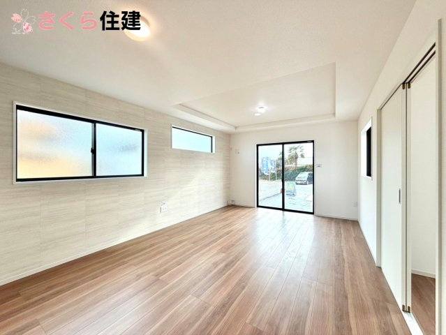 ーLIGARE－小山市雨ヶ谷2期　１号棟の居間・リビング|広々17帖LDLは南向きで日当たり良好。ゆったりとした時間の流れる開放的なくつろぎの空間