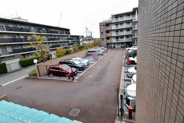 甲子園三番町ハイツの駐車場