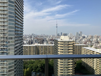 【展望】 | スカイツリーが見えます。また、夏には隅田川花火大会が一部見えます。（今後の周辺建築状況によっては見えなくなる可能性もあります。）