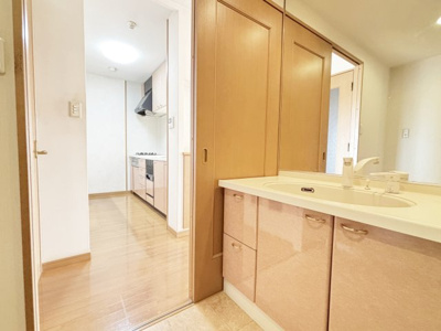 【独立洗面台】 | エスト塚口プリサージュ | キッチンからの水廻りの家事動線がスムーズ