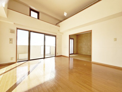 【居間・リビング】 | エスト塚口プリサージュ | リビング天井高4ｍの開放感のあるリビング。ロフト付きの最上階の明るい住まい
