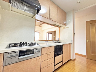 【キッチン】 | エスト塚口プリサージュ | 3.3帖の広々キッチン。食洗機は手洗いよりも時間の節約ができるので、子育てや家事で忙しい家庭の見方です