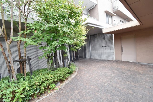 甲子園三番町ハイツのエントランス