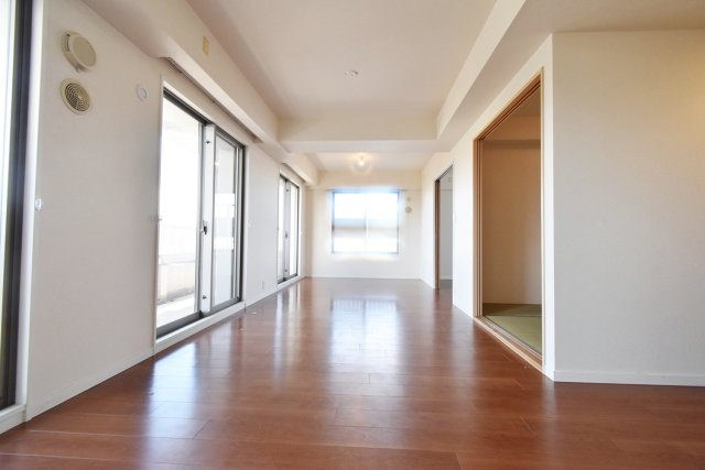 甲子園三番町ハイツの居間・リビング