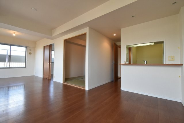 甲子園三番町ハイツの居間・リビング