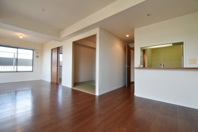 甲子園三番町ハイツの居間・リビング