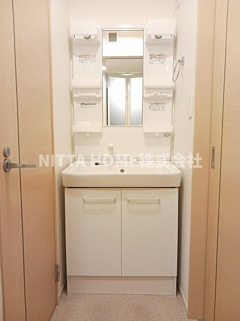 グレイスフルライフの洗面所|シャワー付きの洗面台朝の準備も楽々です♪