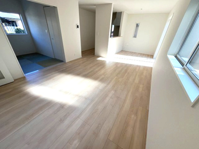 【居間・リビング】 | 【20万円ｷｬｯｼｭﾊﾞｯｸ対象物件】クレーデルガーデン三宅町伴堂第7 全1棟 1号棟