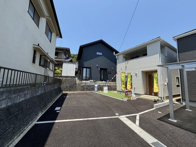 安佐北区落合第3　新築分譲の前面道路含む現地写真|2台分の駐車スペースもあり、車での生活にも便利です。
