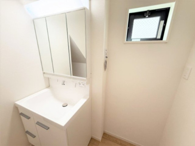 【独立洗面台】 | 【仲介手数料３３０万円が無料！！】■喜多見駅９分■陽当り良好■４ＬＤＫ＋車庫 | 【諸費用３３０万円ＯＦＦです！！】
■詳細は「物件概要」の「諸費用」欄をご確認下さい！
■陽当り良好！
■４ＬＤＫ＋車庫
■東京ゼロエミ（ＺＥＨ水準）
■省エネ性能ラベル
■３０年保証