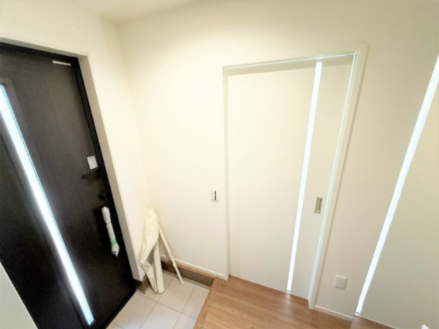 【玄関】 | 【仲介手数料３３０万円が無料！！】■喜多見駅９分■陽当り良好■４ＬＤＫ＋車庫 | 【諸費用３３０万円ＯＦＦです！！】
■詳細は「物件概要」の「諸費用」欄をご確認下さい！
■陽当り良好！
■４ＬＤＫ＋車庫
■東京ゼロエミ（ＺＥＨ水準）
■省エネ性能ラベル
■３０年保証