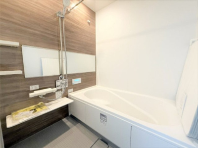 【浴室】 | 【仲介手数料３３０万円が無料！！】■喜多見駅９分■陽当り良好■４ＬＤＫ＋車庫 | 【諸費用３３０万円ＯＦＦです！！】
■詳細は「物件概要」の「諸費用」欄をご確認下さい！
■陽当り良好！
■４ＬＤＫ＋車庫
■東京ゼロエミ（ＺＥＨ水準）
■省エネ性能ラベル
■３０年保証