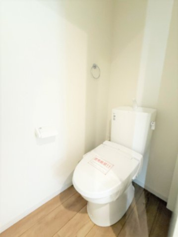 【トイレ】 | 【仲介手数料３３０万円が無料！！】■喜多見駅９分■陽当り良好■４ＬＤＫ＋車庫 | 【諸費用３３０万円ＯＦＦです！！】
■詳細は「物件概要」の「諸費用」欄をご確認下さい！
■陽当り良好！
■４ＬＤＫ＋車庫
■東京ゼロエミ（ＺＥＨ水準）
■省エネ性能ラベル
■３０年保証