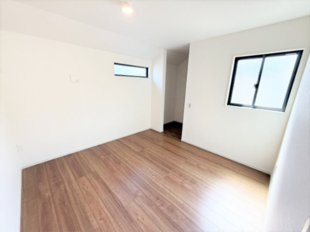 【洋室】 | 【仲介手数料３３０万円が無料！！】■喜多見駅９分■陽当り良好■４ＬＤＫ＋車庫 | 【諸費用３３０万円ＯＦＦです！！】
■詳細は「物件概要」の「諸費用」欄をご確認下さい！
■陽当り良好！
■４ＬＤＫ＋車庫
■東京ゼロエミ（ＺＥＨ水準）
■省エネ性能ラベル
■３０年保証