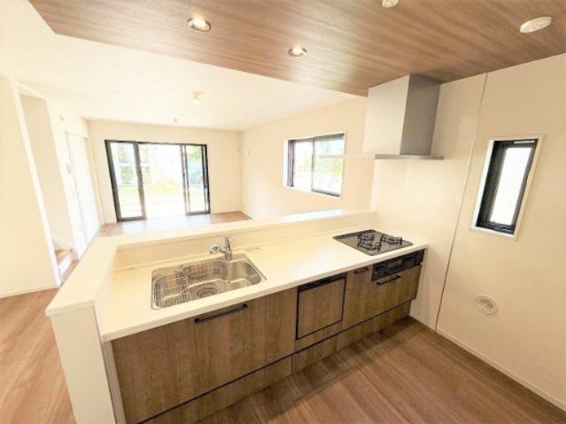 【キッチン】 | 【仲介手数料３３０万円が無料！！】■喜多見駅９分■陽当り良好■４ＬＤＫ＋車庫 | 【お得な諸費用サービスキャンペーン中！】
■詳細は「物件概要」の「諸費用」欄をご確認下さい！
■陽当り良好！
■４ＬＤＫ＋車庫
■東京ゼロエミ（ＺＥＨ水準）
■省エネ性能ラベル
■３０年保証