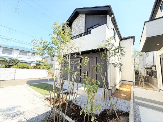 【外観】 | 【仲介手数料３３０万円が無料！！】■喜多見駅９分■陽当り良好■４ＬＤＫ＋車庫 | 【お得な諸費用サービスキャンペーン中！】
■詳細は「物件概要」の「諸費用」欄をご確認下さい！
■陽当り良好！
■４ＬＤＫ＋車庫
■東京ゼロエミ（ＺＥＨ水準）
■省エネ性能ラベル
■３０年保証