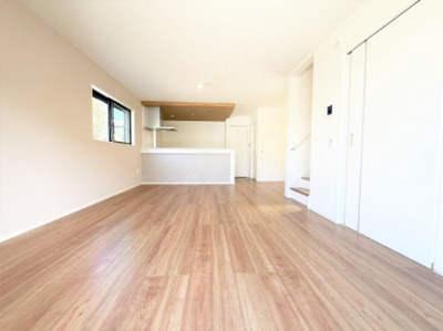 【居間・リビング】 | 【仲介手数料３３０万円が無料！！】■喜多見駅９分■陽当り良好■４ＬＤＫ＋車庫