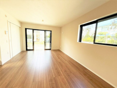 【居間・リビング】 | 【仲介手数料３３０万円が無料！！】■喜多見駅９分■陽当り良好■４ＬＤＫ＋車庫