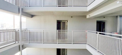 【玄関】 | ベレッツァ尼崎 | 玄関周りの見通しが良いため防犯面で安心