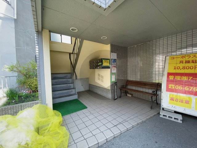 コーポラストウザキのエントランス