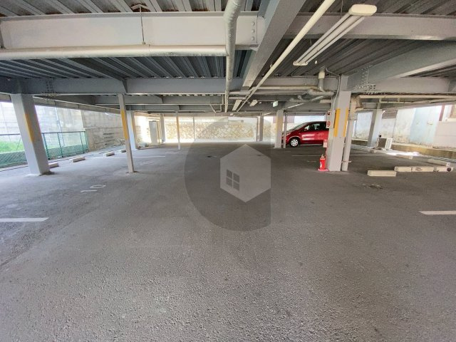 コーポラストウザキの駐車場