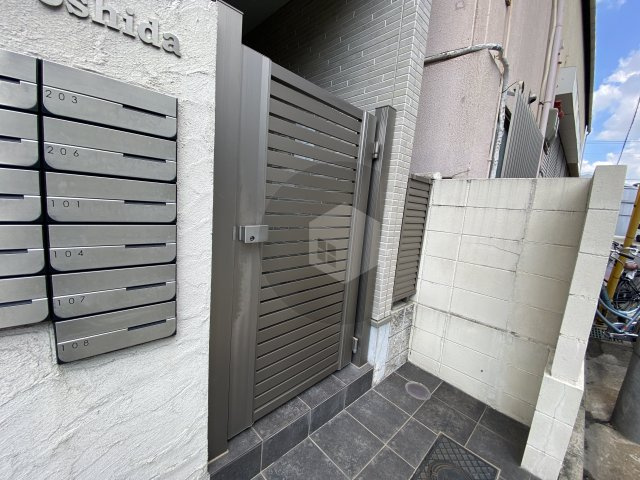 エムズコート吉田のエントランス