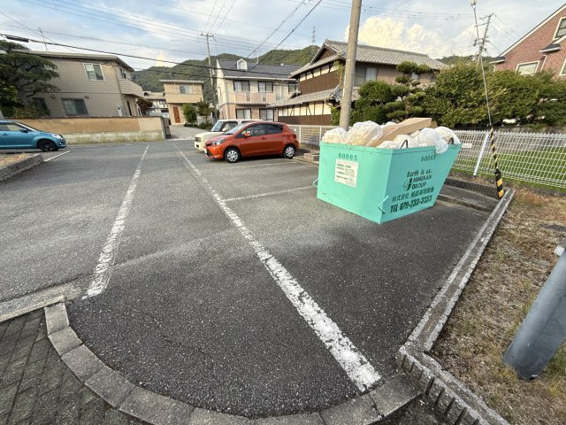 メゾン白国２号の駐車場