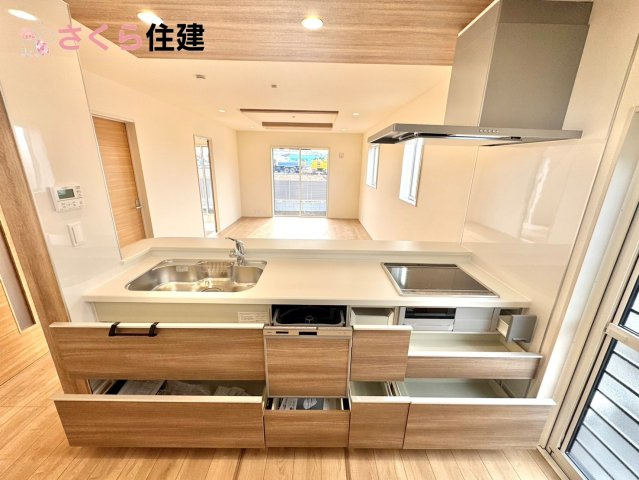 ブルーミングガーデン下野市川中子　１号棟のその他|同社施工物件の写真です。たっぷりの玄関収納