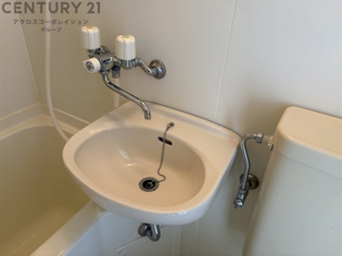 浴室に洗面台があります