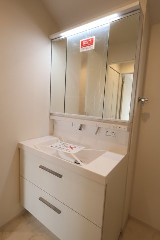 《仲介手数料無料》練馬区石神井台８丁目20-27新築一戸建てケイアイグレースの独立洗面台