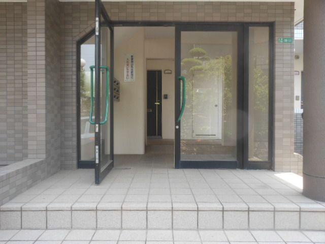 セピアコートのエントランス|毎日通るエントランスはこのようになっています