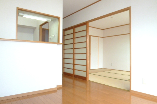 セピアコートの居間・リビング|こちらの居間で趣味の時間をお楽しみください