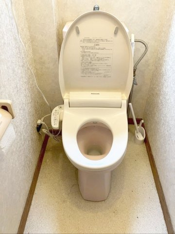福岡市東区美和台5丁目　中古戸建のトイレ|ウォシュレット付きで快適なトイレです！掃除中や使用後にしっかりと換気ができる窓付きです！