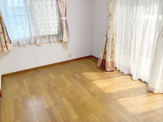 福岡市東区美和台5丁目　中古戸建の洋室|2方向からの採光が取れた明るい洋室です！