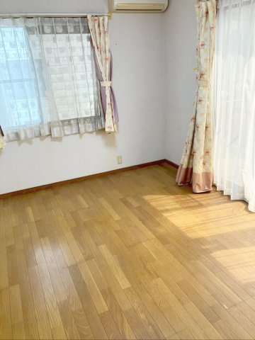 福岡市東区美和台5丁目　中古戸建の洋室|南西側の大きな窓は、外からの出入りができて便利です！