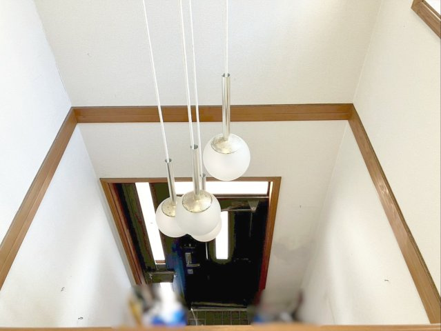 福岡市東区美和台5丁目　中古戸建の内装|吹抜けで、自然光が気持ちの良い玄関！天井が高く、開放的な第一印象を与えます！